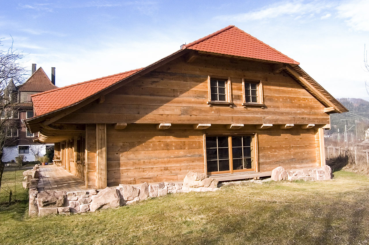 Traditionelles Haus mit Deckenbalken als Model - Duffner Blockbau